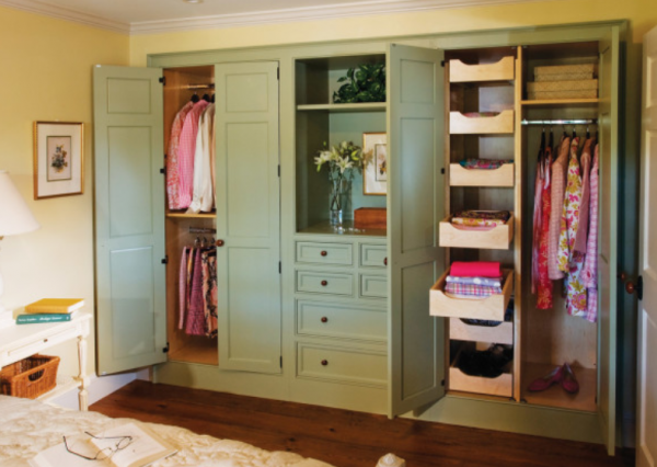 Lemari dengan pintu lipat dan laci tersembunyi untuk penyimpanan diskrit